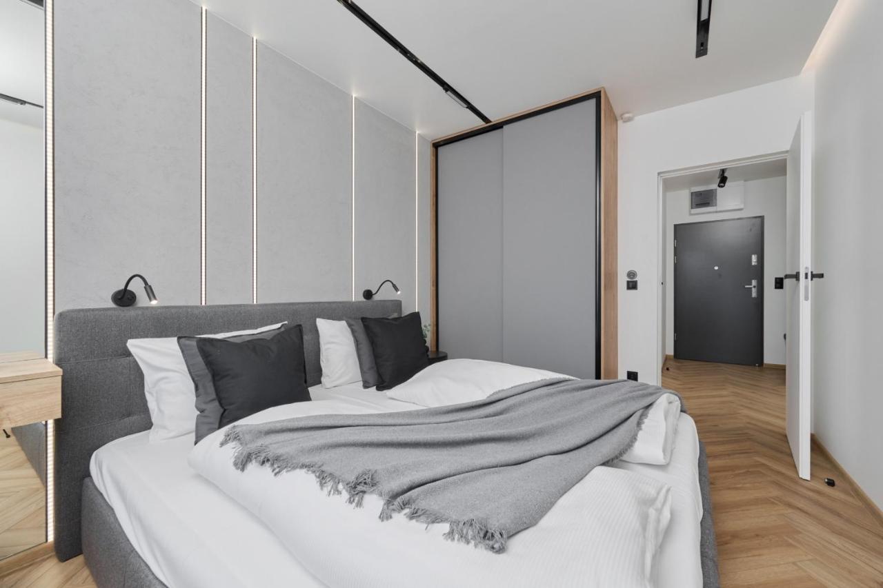 Exclusive Apartment With Balcony & Parking Wroclaw By Renters Prestige Екстер'єр фото